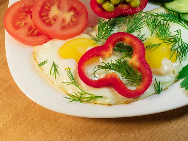 Жареное яйцо на белой тарелке — стоковое фото