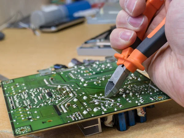 Reparação de circuitos electrónicos — Fotografia de Stock