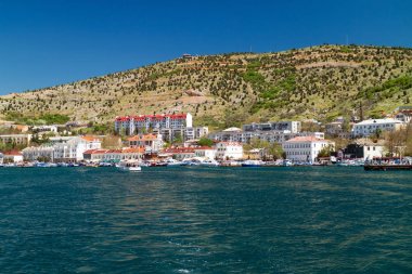 Rıhtımda, dışarı denize tekneler