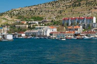 Yaz mevsiminde kar maskesi körfezi, liman, rıhtımda tekneler.