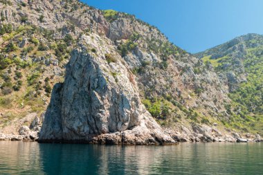 Karadeniz 'deki Balaklava Koyu' ndaki kayalarla betimlenen kıyı şeridi.