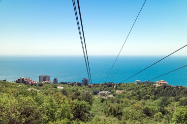 Karadeniz 'deki kulübeden Ai-Petri dağ manzaralı kablo araba.