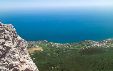 Ai-Petri dağının tepesinden manzara kayalar, mavi deniz ve açık gökyüzü