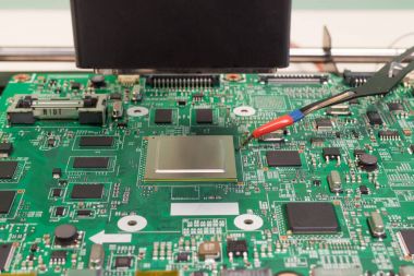 TV tamiri. Bir elektronik çip bir kızılötesi rework lehimleme istasyonu üzerinde lehimleme