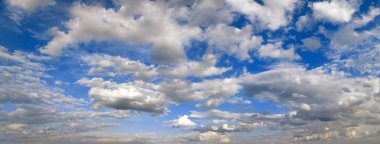 Mavi gökyüzünde bulutlar yüksek çözünürlükte ile panoramik fotoğraf