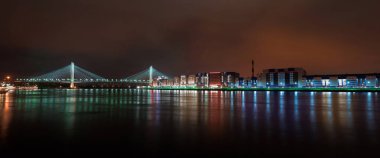 Gece St. Petersburg kenti büyüleyici.
