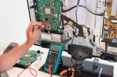 Tüketici elektroniği mühendis önlemler üzerinde gerilim onarmak.