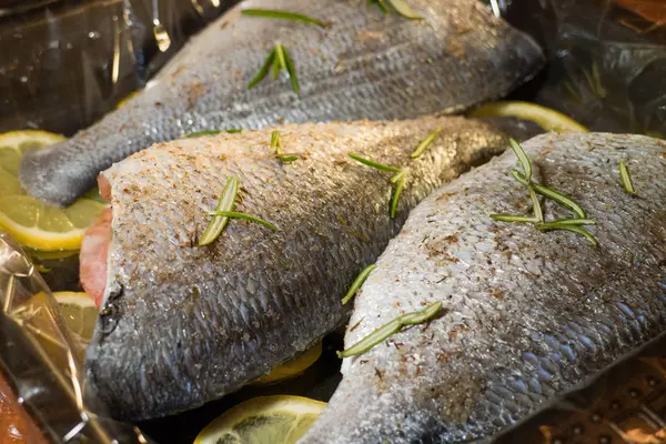 Vooking dorado hal, citrom és fűszerek — Stock Fotó