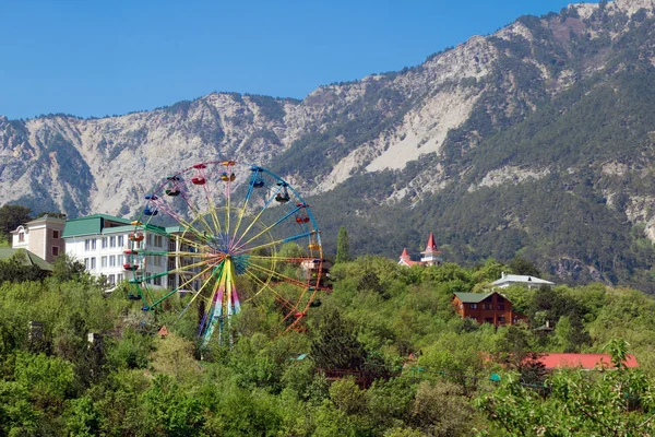 Arka planda Kırım Dağları'nın Yalta içinde atlıkarınca dönme dolap