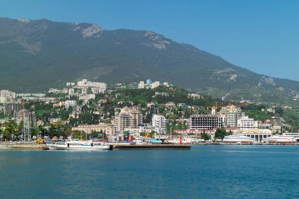 Resort şehir Yalta yaz aylarında. Karadeniz'den görünüm