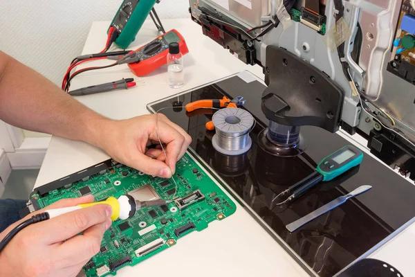 Reparación de TV en el centro de servicio, ingeniería de soldadura de componentes electrónicos — Foto de Stock