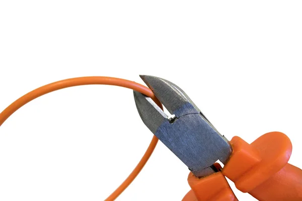 ニッパー、電圧の下にケーブルをトリミングでオレンジ色の線を切断 — ストック写真