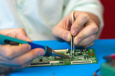 Seramik ısıtıcı ve ayarlanabilir sıcaklık closeup ile elektronik smd-komponentleri ile bir havya lehimleme