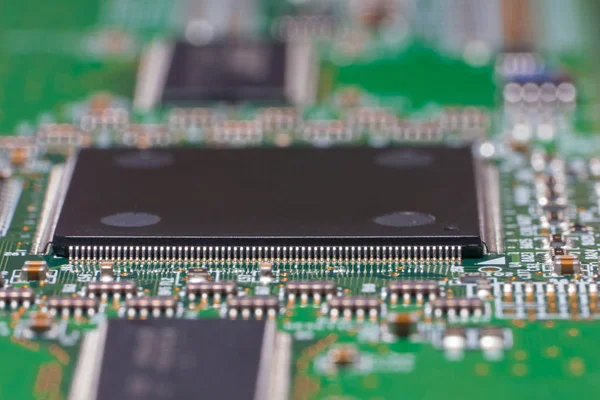 PCB com chips e componentes SMD. Fotografia macro de um fragmento de uma placa de circuito do dispositivo eletrônico — Fotografia de Stock