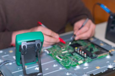 Servis merkezindeki TV 'nin teşhisi, elektronik kontrolü