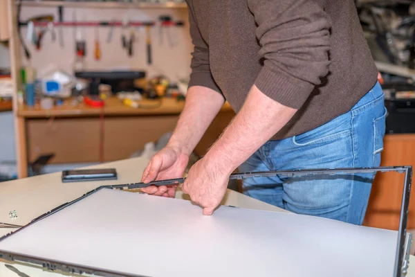 LED TV tamiri, arka plan diyotu değiştirmek için ekranın sökülmesi