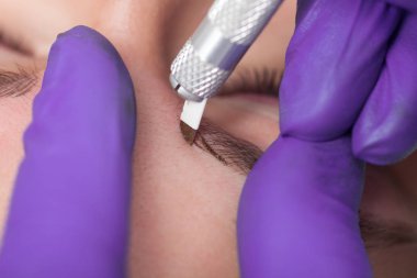 Kalıcı makyaj kaş