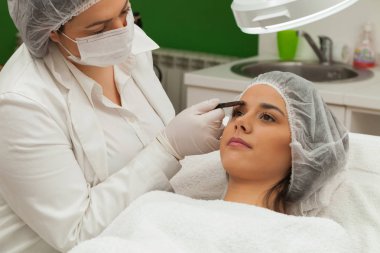 Kaşları kalıcı makyaj