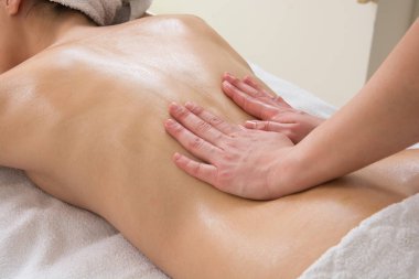 Güzeller güzeli genç bir kız masaj yaptırıyor.