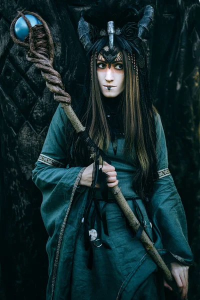 Nő-sámán a szarvak — Stock Fotó