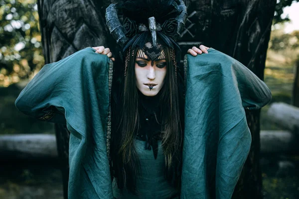 Žena šaman s rohy — Stock fotografie