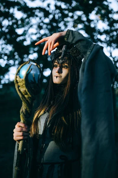 Kadın-şaman boynuzlarıyla — Stok fotoğraf