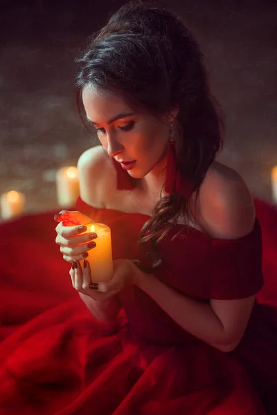 Bella signora con candele — Foto Stock