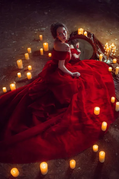 Senhora bonita com velas — Fotografia de Stock