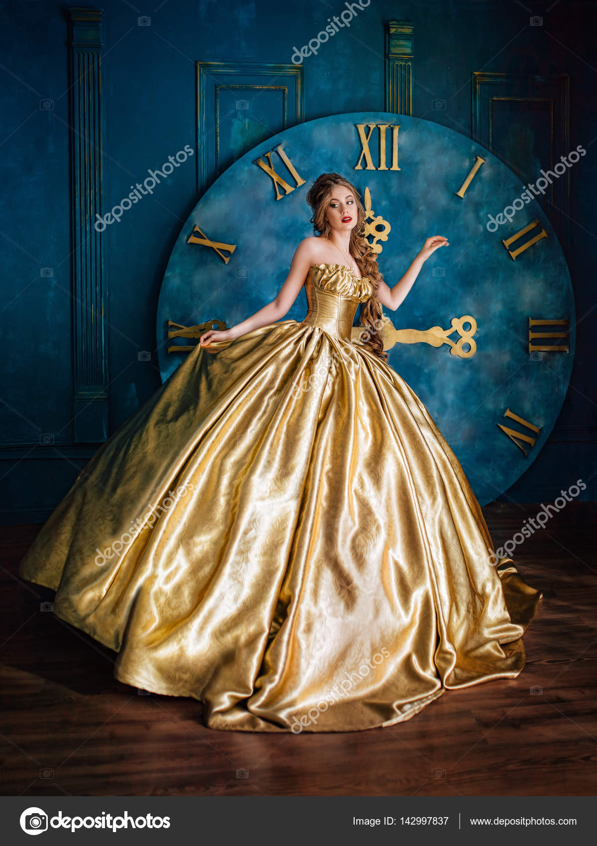 Belle femme en robe de bal Photo de stock par Fotolit2 142997837