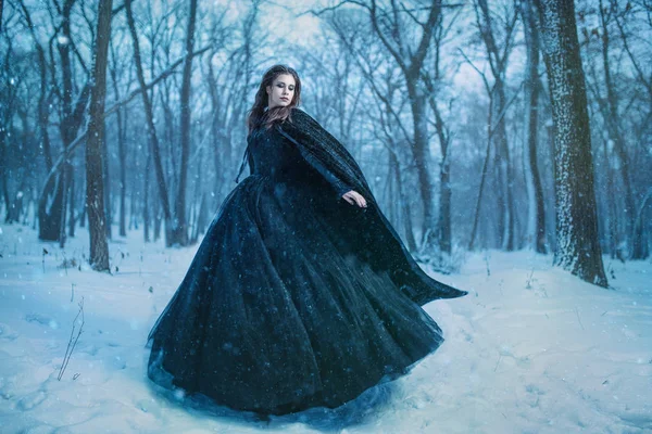 Ung flicka promenader i vinter skog — Stockfoto