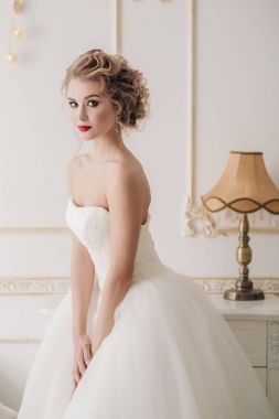 Gelin sarışın nazik portre