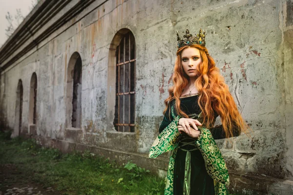 Mujer vestida de verde medieval —  Fotos de Stock