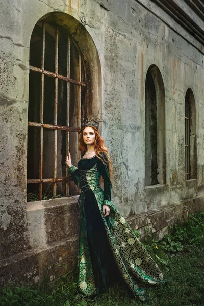 Жінка в зеленій середньовічній сукні — стокове фото