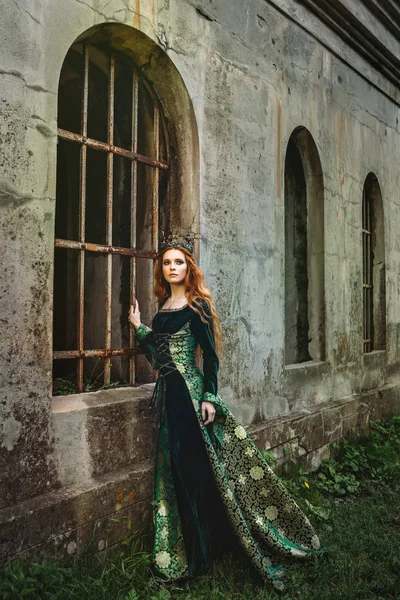 Woman in green medieval dress — Stock Photo, Image