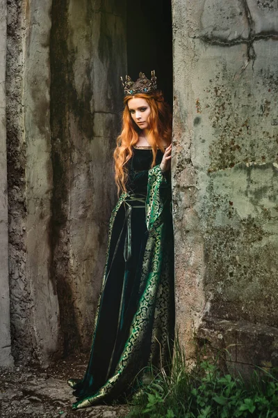 Woman in green medieval dress — Stock Photo, Image