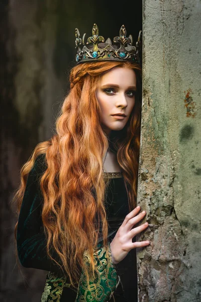Ginger drottning nära slottet — Stockfoto