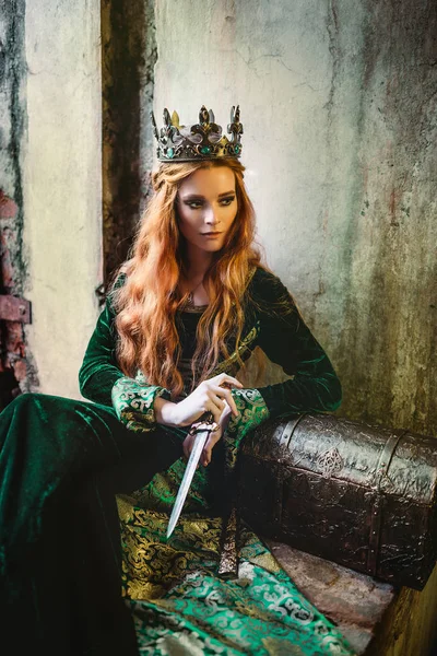 Woman in green medieval dress — Stock Photo, Image