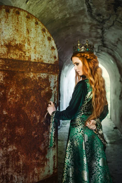 Ginger queen near the castle — Stock Photo, Image
