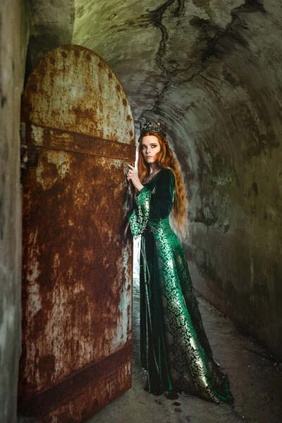 Žena v zeleném středověké šaty — Stock fotografie