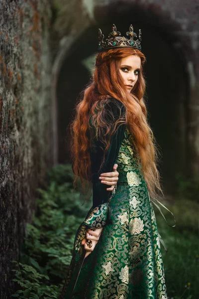 Ginger queen near the castle — Stock Photo, Image