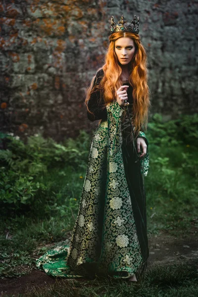 Zöld középkori ruhás nő — Stock Fotó