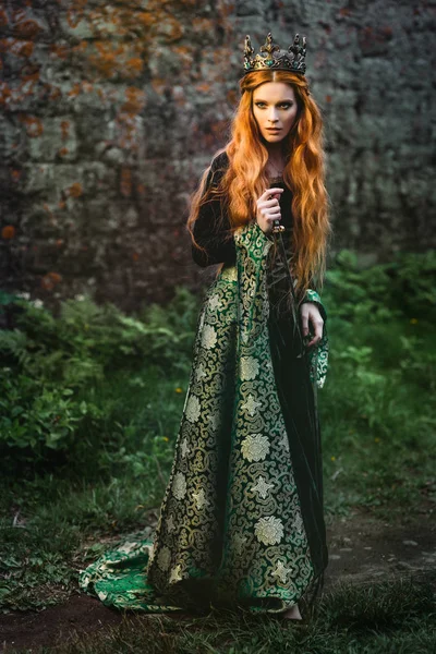 Mujer vestida de verde medieval — Foto de Stock