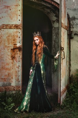 Yeşil Ortaçağ elbiseli kadın