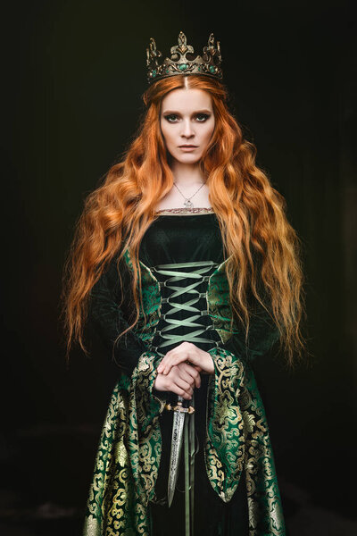 Женщина в зеленом средневековом платье
