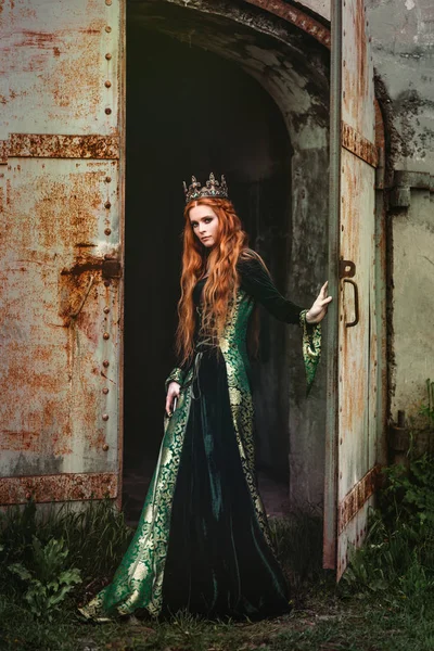 Γυναίκα στο πράσινο μεσαιωνικό φόρεμα — Φωτογραφία Αρχείου