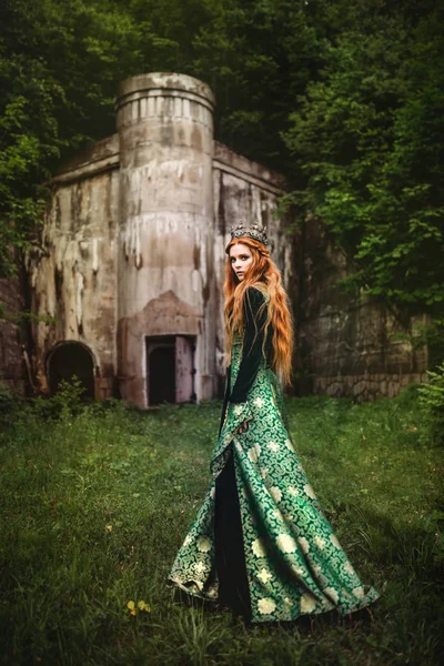 Woman in green medieval dress — Stock Photo, Image