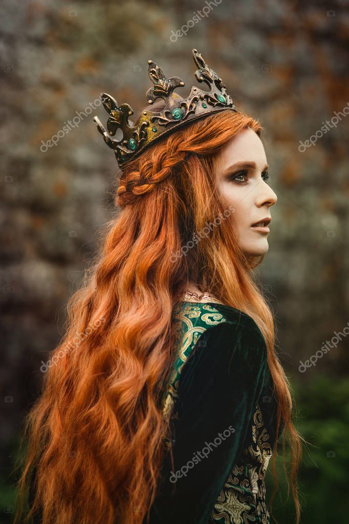 Ginger queen near the castle — Stock Photo © Fotolit2 161734140