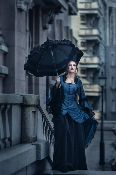 A régi épület közelében kék ruhás hölgy — Stock Fotó