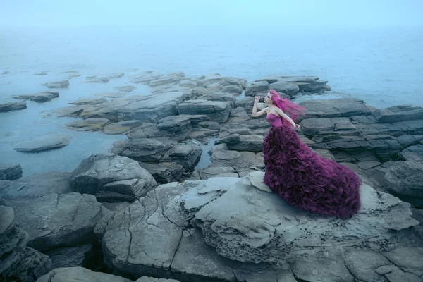 Kobieta w pobliżu morza mglisty — Zdjęcie stockowe
