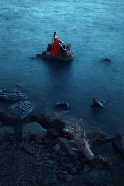 Mujer solitaria cerca del mar —  Fotos de Stock